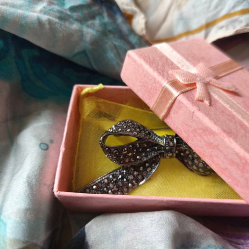 Brooch new, large and beautiful
