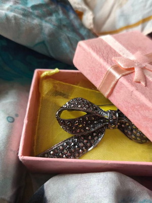 Brooch new, large and beautiful