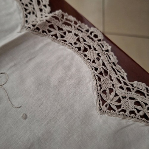 Machine-made doily set with gray lace, like new, 5 pieces