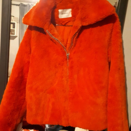 Stradivarius orange fur like new, with torn pocket lining