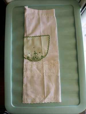 Kitchen apron with green vintage pocket, new, white with lace