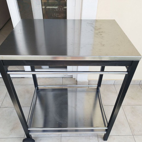 Cast iron griddle grill used with base and wheels