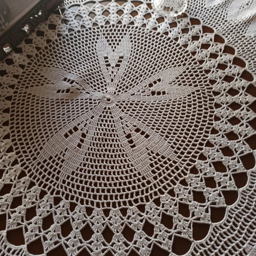 Knitted round tablecloth like new vintage diameter 1.50 m