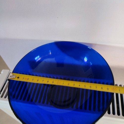 Set of 3 glass bowls in different sizes with a blue bowl gift