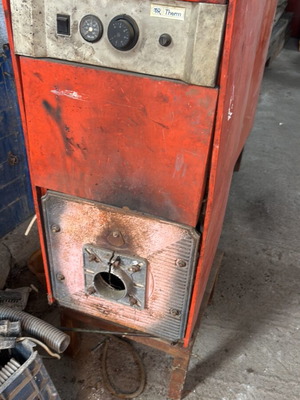 Λέβητες πετρελαίου μεταχειρισμένοι με καυστήρες, σε καλή κατάσταση, σετ 2 τεμαχίων