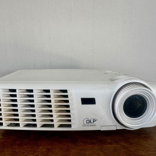 Vivitek D508 DLP projector like new, 2600 ANSI lumens