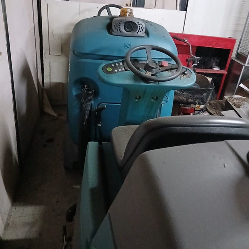 Professional floor cleaning machines like new, 2 models
