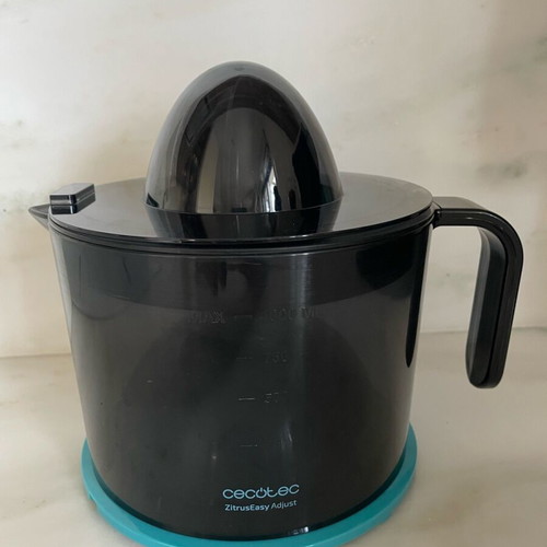 Cecotec electric juicer used with 2 cones and 1 Lt jug