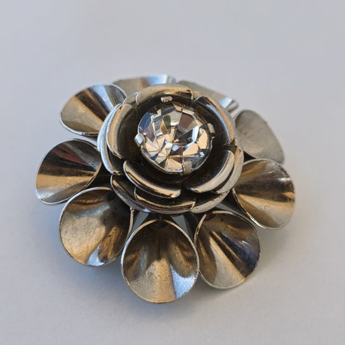 Vintage flower brooch with silver metal and rhinestone