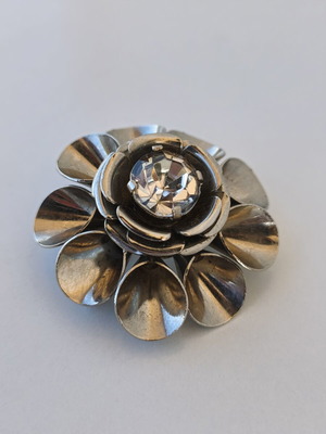 Vintage flower brooch with silver metal and rhinestone