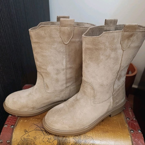 Women's boots new, size 36, beige mid-calf