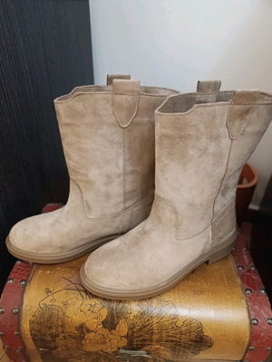 Women's boots new, size 36, beige mid-calf