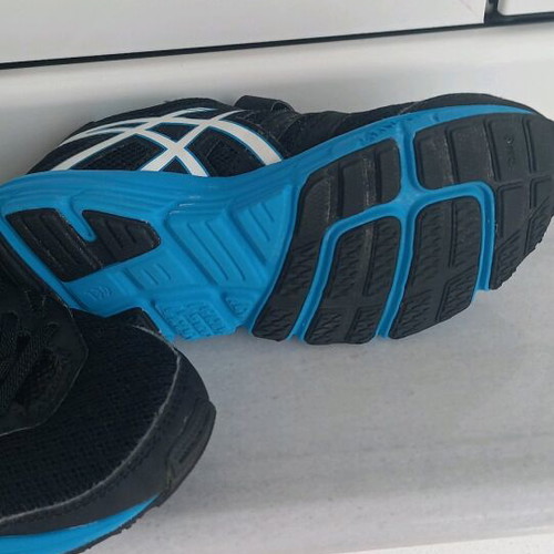 Asics kids athletic shoes like new, size 31