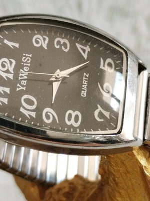 YaWeiSi watch used with Quartz mechanism for parts