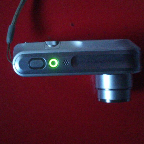 Sony DSC-P200 digital camera like new with Carl-Zeiss lens
