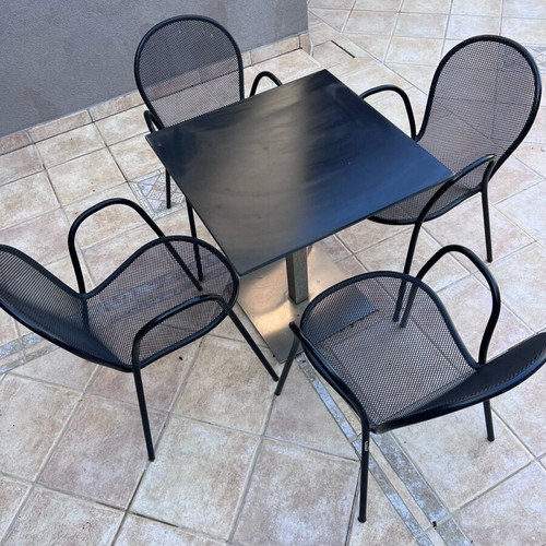 Table set with 4 chairs like new