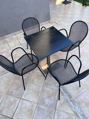 Table set with 4 chairs like new