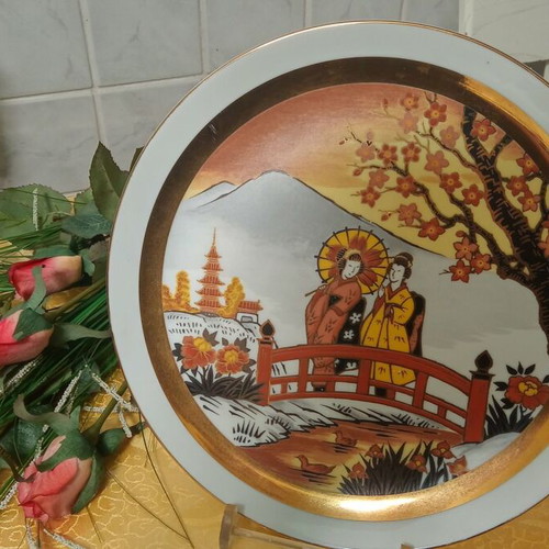 Japanese plate with gold and silver new, with stand, 35 years old