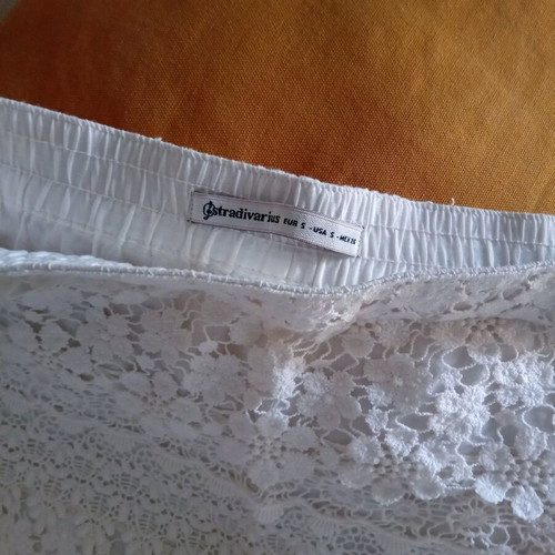Stradivarius shorts white lace like new, size XS
