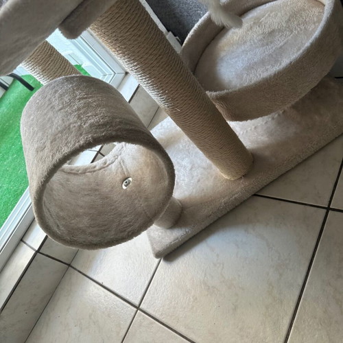 Cat tree with scratching posts