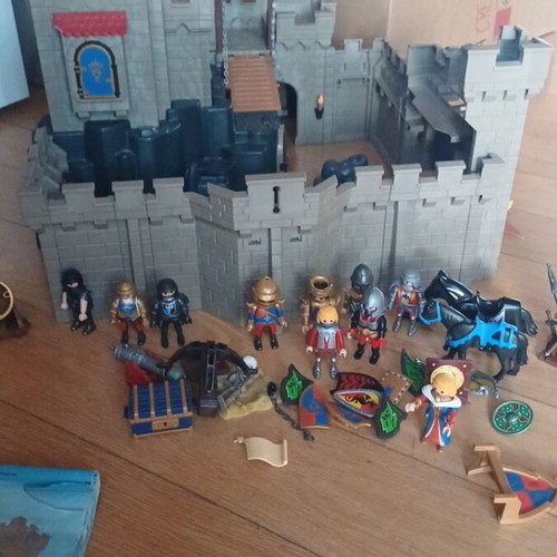 Playmobil 6000 Royal Lion Knights Castle used with extra knights and accessories