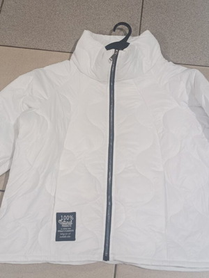 Short white jacket with knitted cuffs