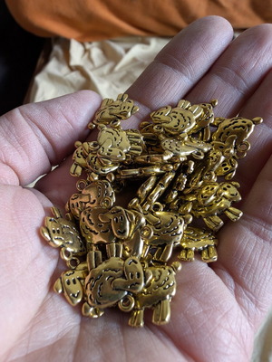 Sheep pendants like new, pack of 90