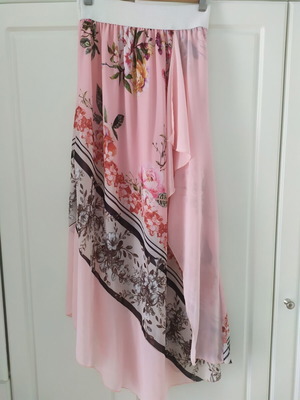 Long skirt used with floral pattern and elastic waistband