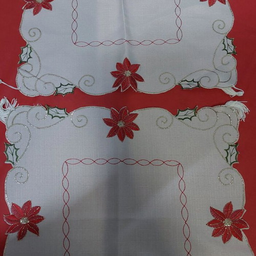 Christmas embroidered machine-sewn set of 9 table linens like new