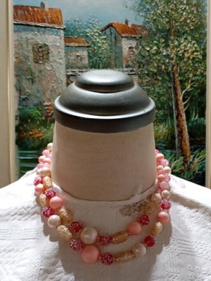Vintage necklace from the 50s with glass beads like new
