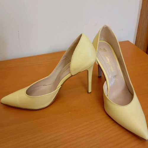 Yellow one-sided pump new, leather, size 39 Karagiorgis