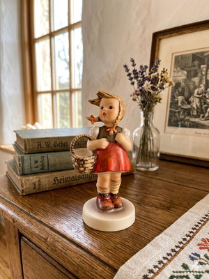 Vintage πορσελάνινη φιγούρα Little Shopper M.J.Hummel Goebel Γερμανίας