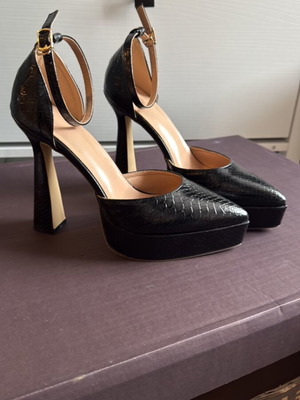 Обувки на ток A To Z Greek нови, черни, номер 40