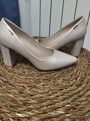 Women's high heel shoes like new, beige pearl color, 8 cm, size 39