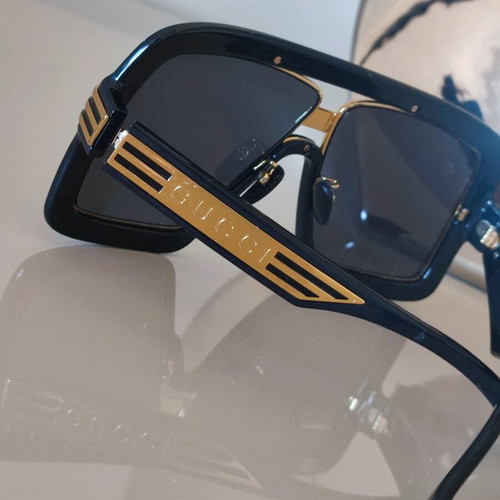Gucci GG0900S Flat Top Mask Sunglasses with Logo, like new