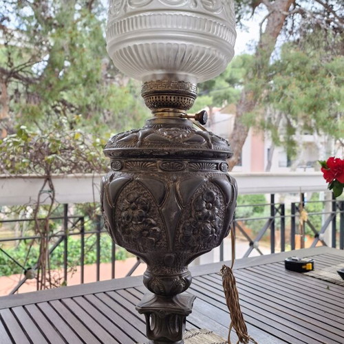 Victorian oil table lamp like new with Royal Brenner mechanism