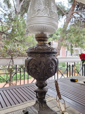 Victorian oil table lamp like new with Royal Brenner mechanism