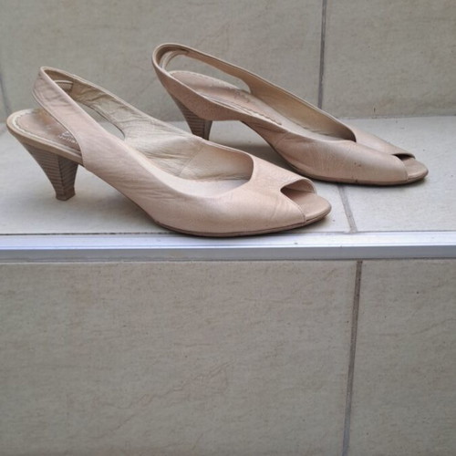 Women's beige sandals like new, size 39, 7 cm heel