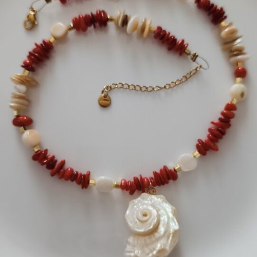 Shell necklace with chips and shell pendant, new