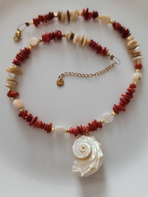 Shell necklace with chips and shell pendant, new