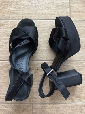 Bershka μαύρα platform πέδιλα με χιαστί λουράκια και χοντρό τακούνι μεταχειρισμένα