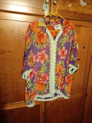 Vintage women's shirt 100% viscose with embroidered parrot and beads like new