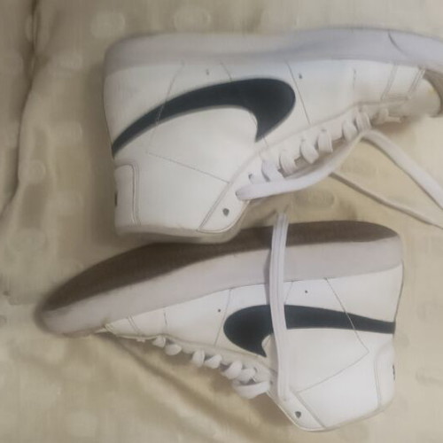 Nike women's athletic ankle boots used, white