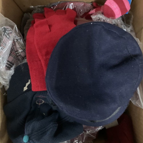 Woolen accessories new, box of about 20 pieces