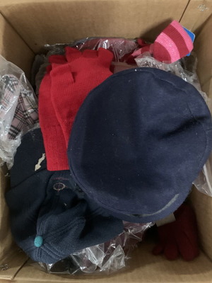 Woolen accessories new, box of about 20 pieces