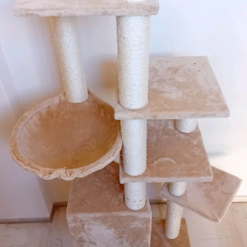 Cat scratching tree like new, 7 levels