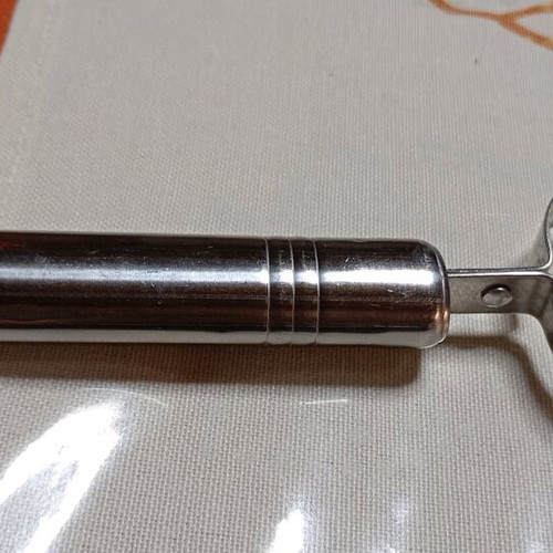 Kitchen tool new for finely sliced vegetables and peeling
