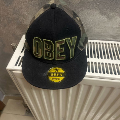 Obey snapback hat like new, army and black