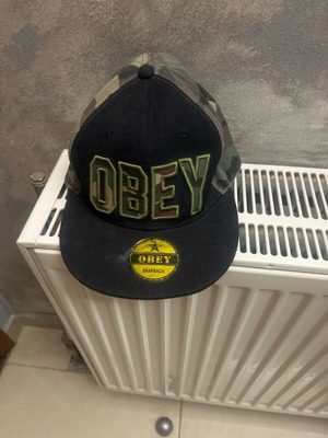 Obey snapback hat like new, army and black