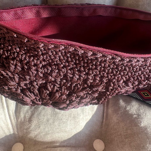 Handmade knitted crossbody bag in burgundy with geometric strap